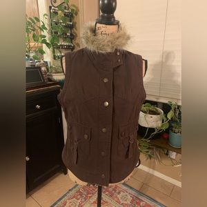 Brown button vest with removable fur collar, size Large